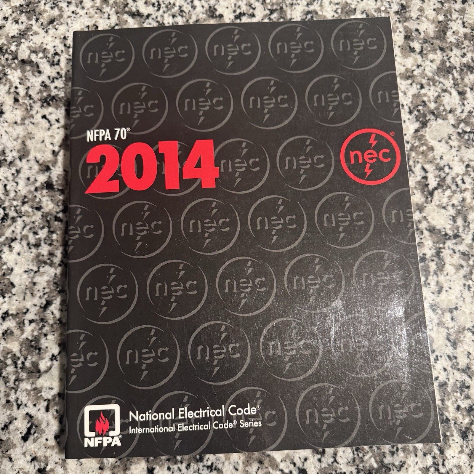 NFPA 70, National Electrical Code : 2014 Edition Paperback