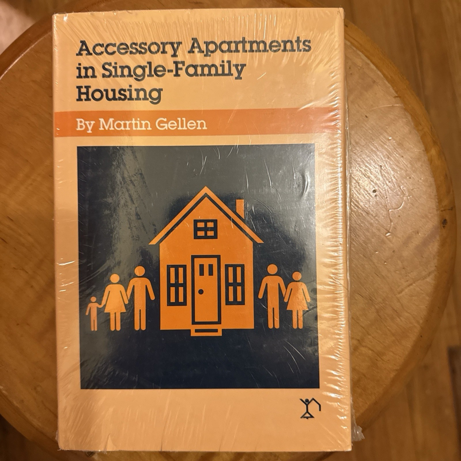 Accessory Apartments in Single-Family Housing by Martin Gellen Hardback NEW