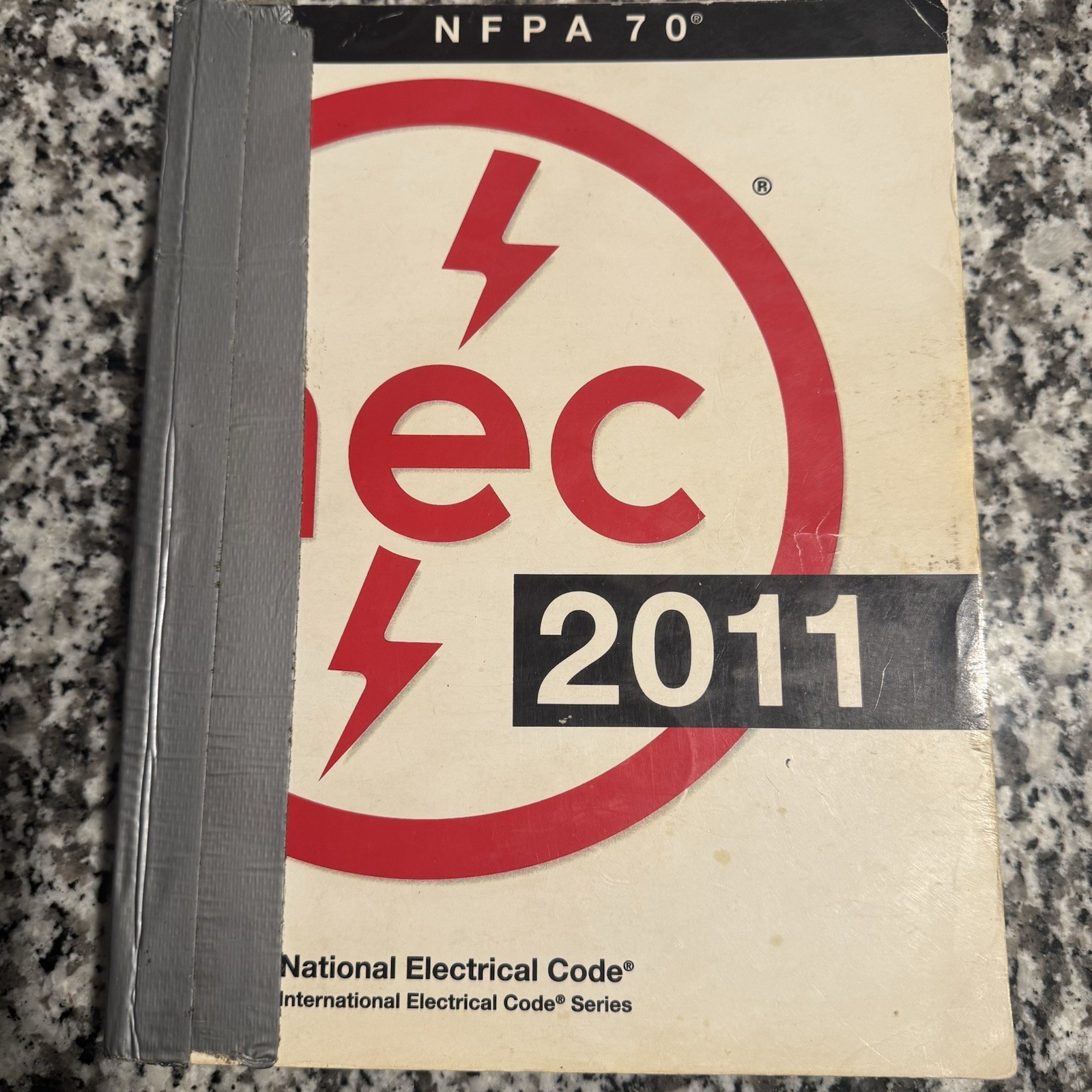 NFPA 70, National Electrical Code : 2011 Edition by National Fire Protection…